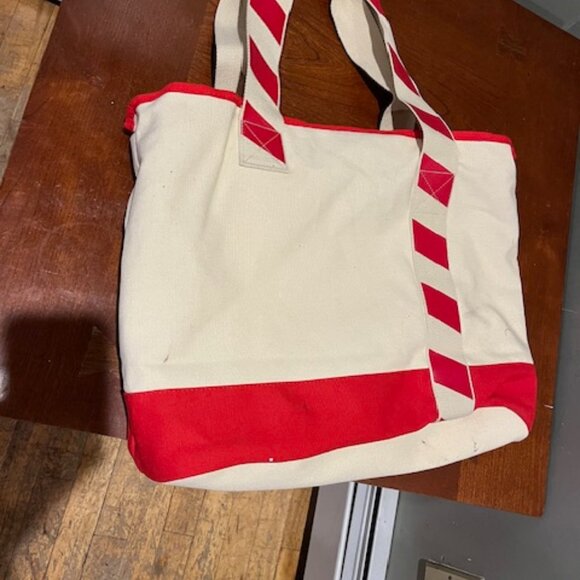 Disney World Christmas tote with zipper closure - Picture 2 of 3